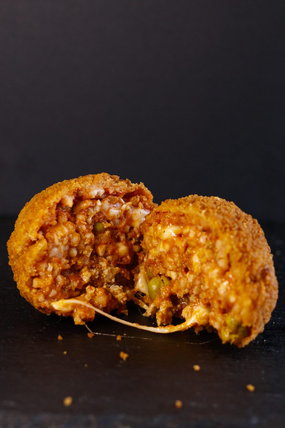 Arancino al Ragù Garzia fritto e aperto: ragù, piselli e fior di latte