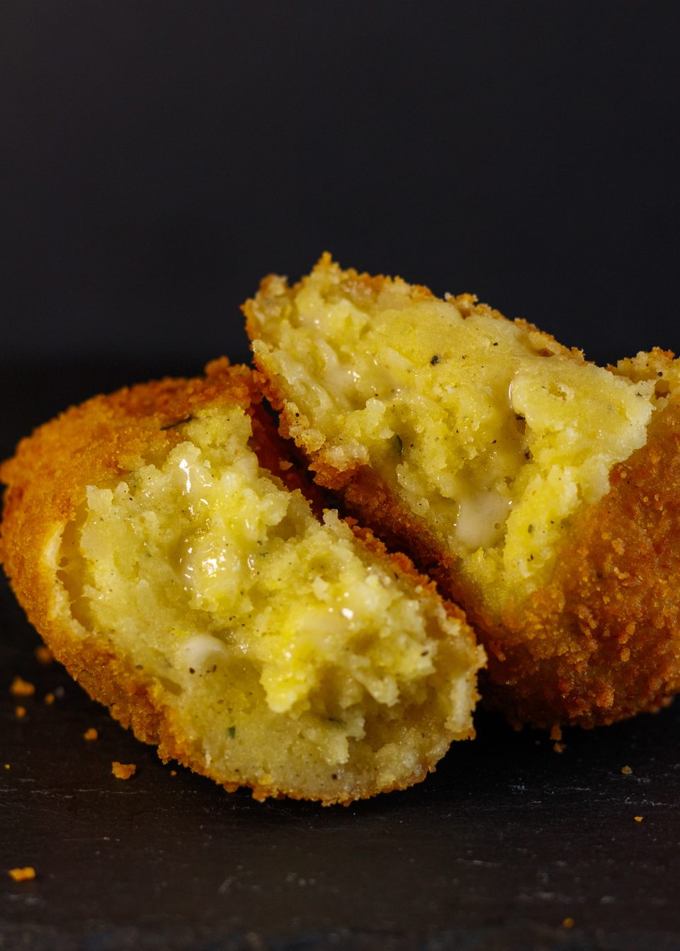 Crocchè di patate Garzia fritto e aperto, il ripieno in primo piano
